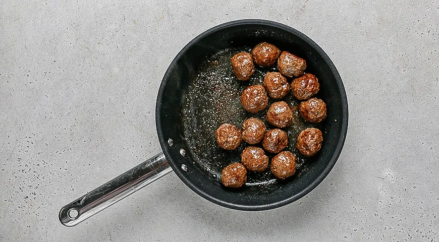 Зеленый салат с фрикадельками и брынзой: шаг 2