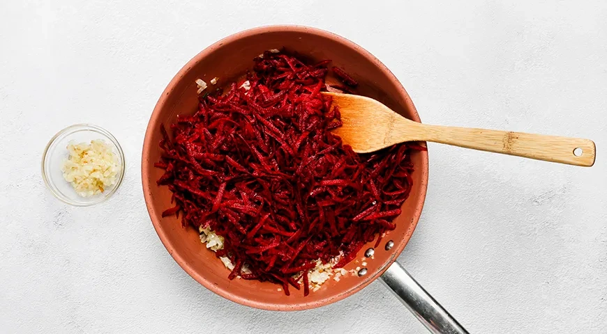 Жареная икра из свеклы на сковороде: шаг 2