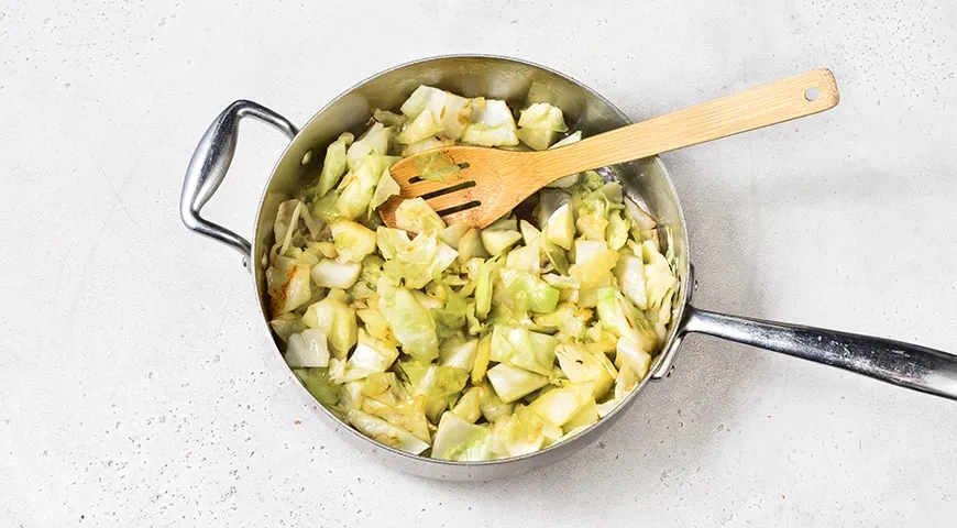 Жареная молодая капуста в яичной заливке: шаг 2