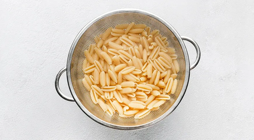 Жареные макароны с творогом: шаг 2