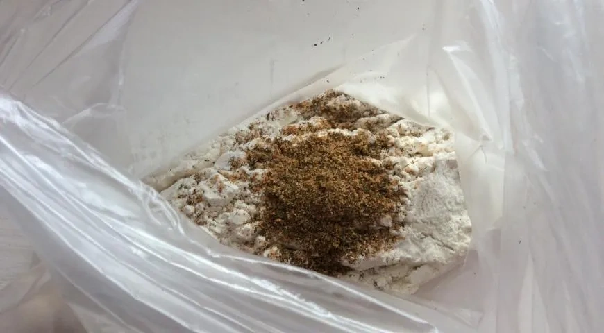 Жареный на сковороде хек в пряной панировке: шаг 2