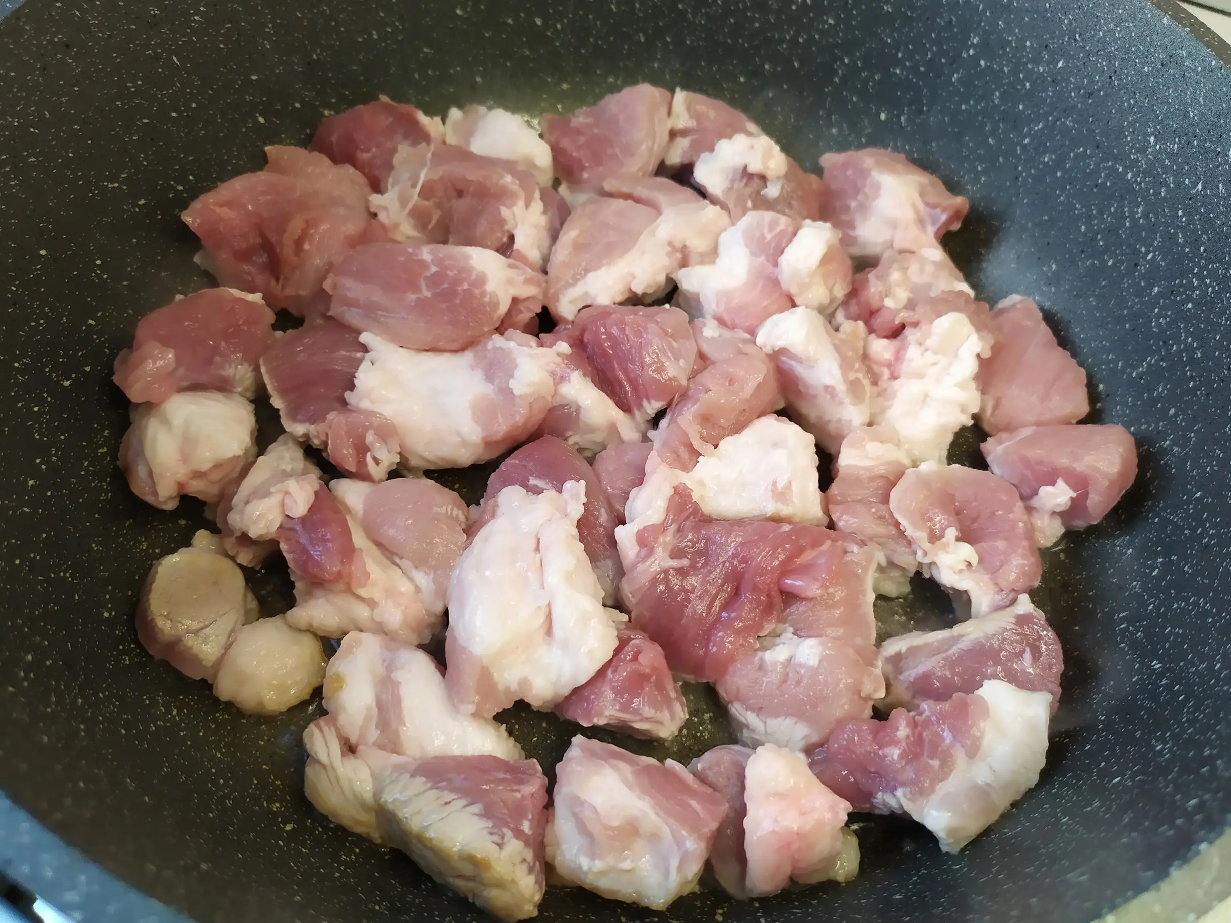 Шаг 2: Жаркое со свининой и грибами