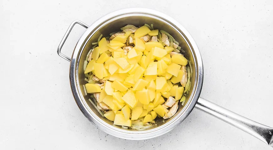 Азу из курицы с солеными огурцами: шаг 3