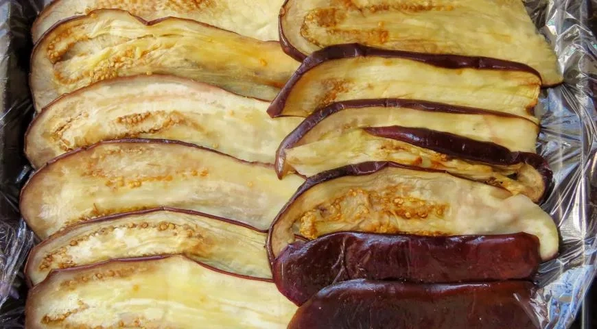 Баклажановый рулет с запеченным перцем: шаг 3