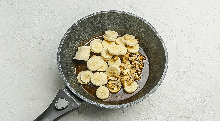 Бананы в карамели с грецкими орехами: шаг 3