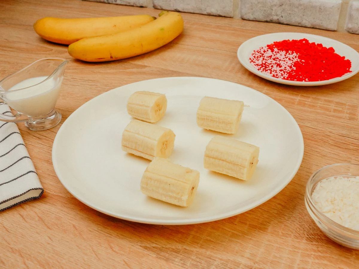 Шаг 3: Бананы в шоколаде с посыпкой