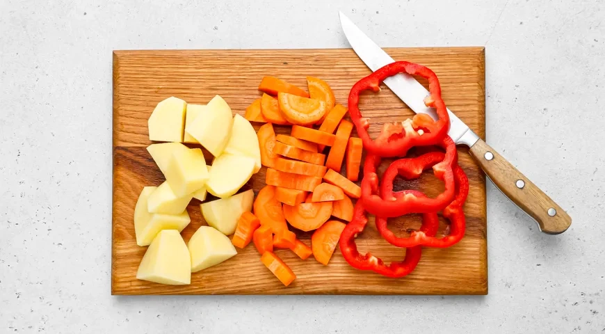 Баранина с картошкой и овощами на сковороде: шаг 3