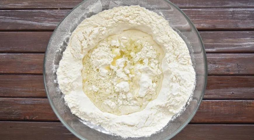 Белая пицца с лососем, оливками и каперсами: шаг 3