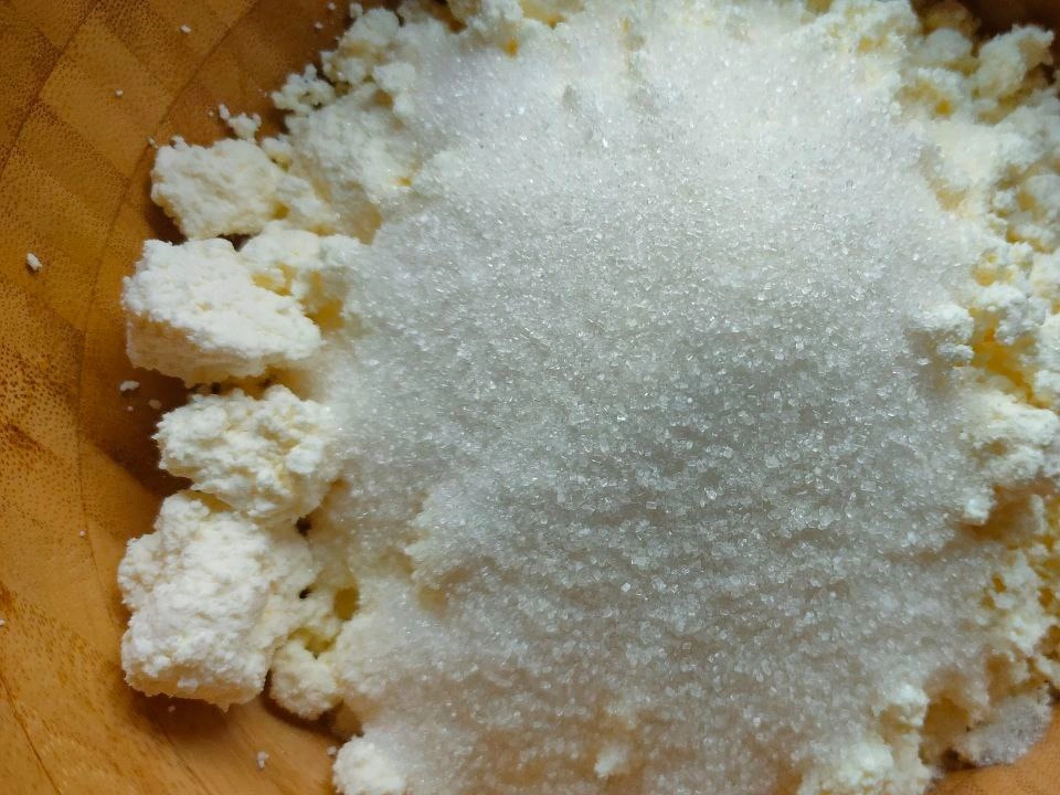 Шаг 3: Бисквитный пирог с изюмом и клюквой