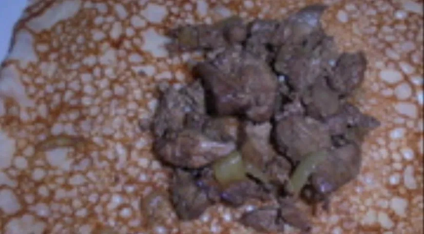 Блинные пирожки с куриной печенью и луком: шаг 3