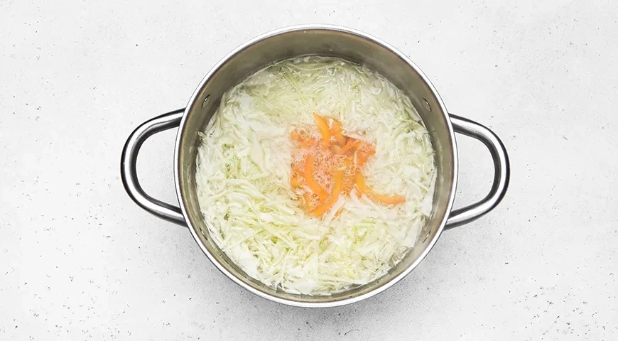 Борщ с килькой: шаг 3