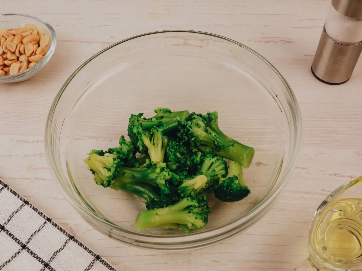 Шаг 3: Брокколи с арахисом и оливковым маслом