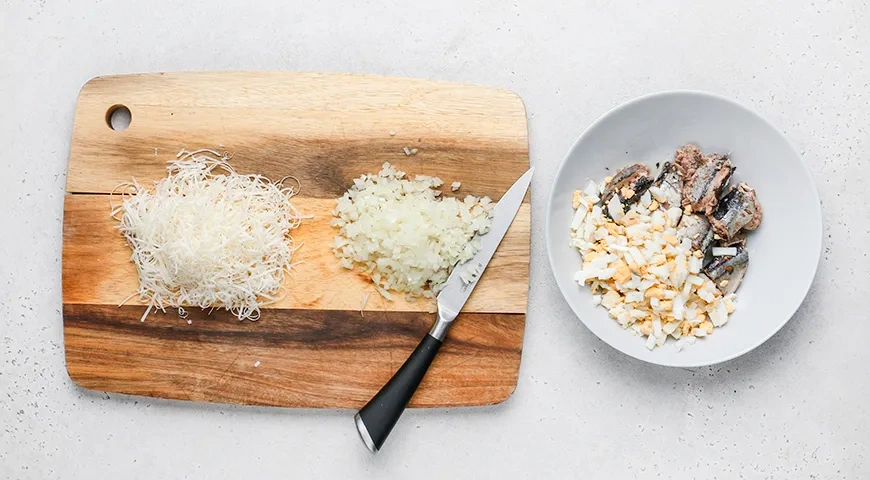 Бутерброды с сайрой и яйцом: шаг 3