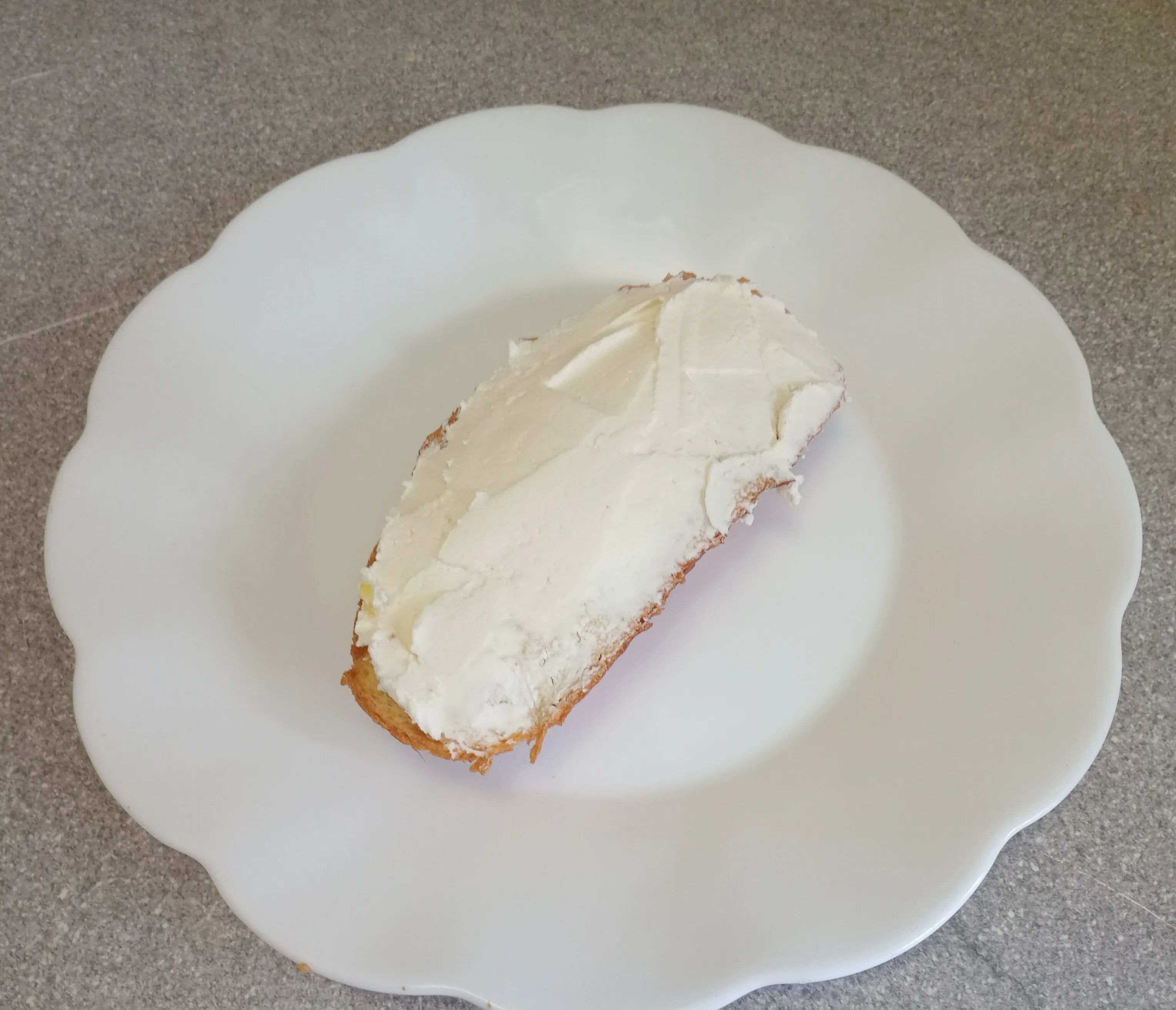 Бутерброды с солёной форелью: шаг 3