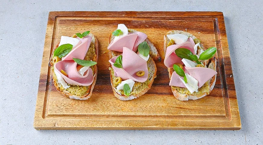 Бутерброды с вареной колбасой и оливками: шаг 3