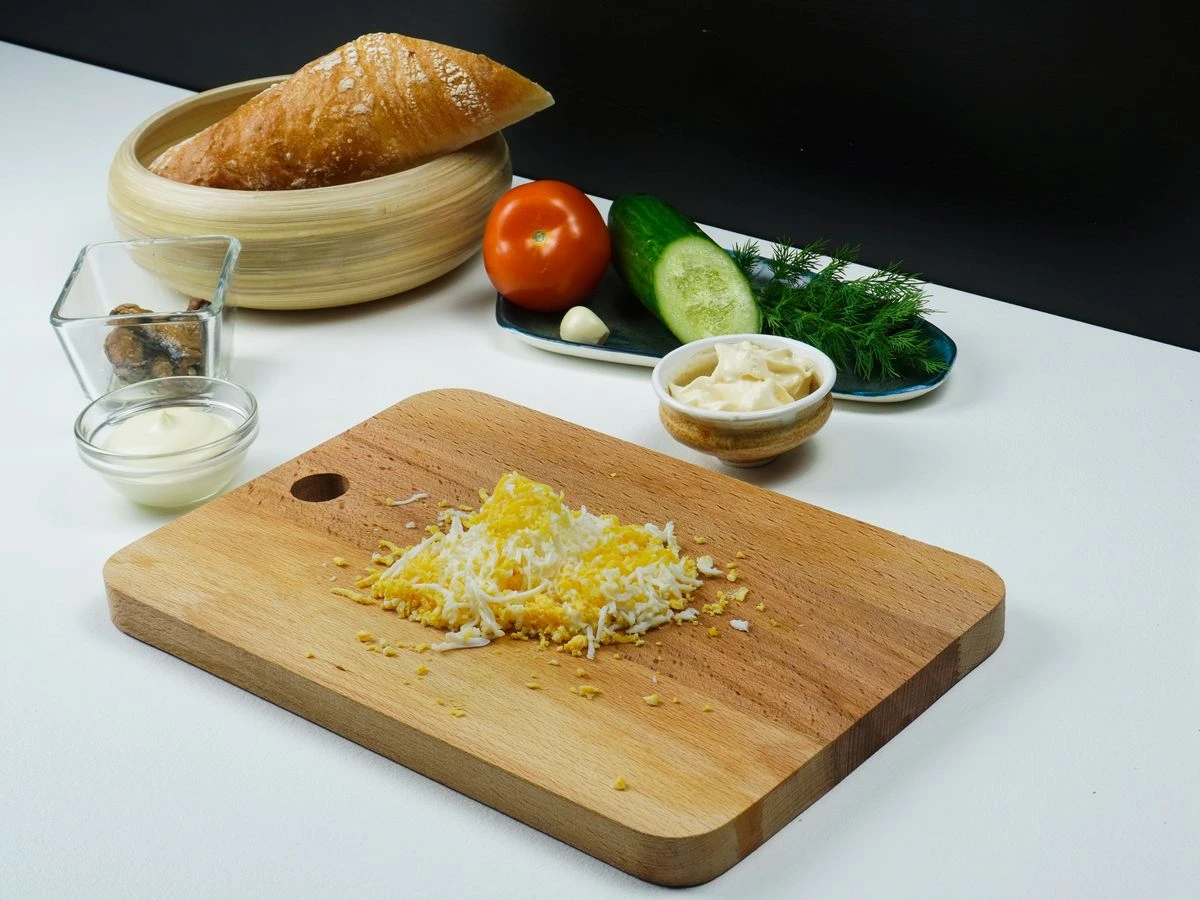 Шаг 3: Бутерброды со шпротами и сыром