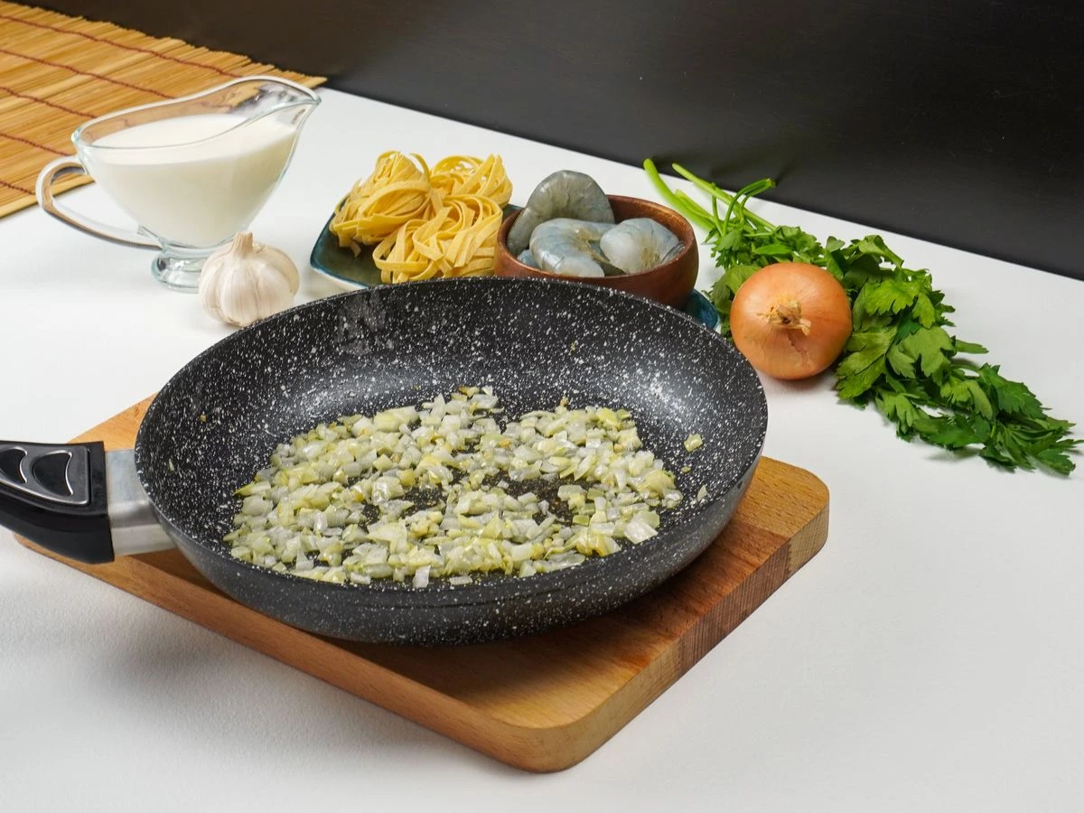 Шаг 3: Быстрая паста с креветками в сливочно-чесночном соусе