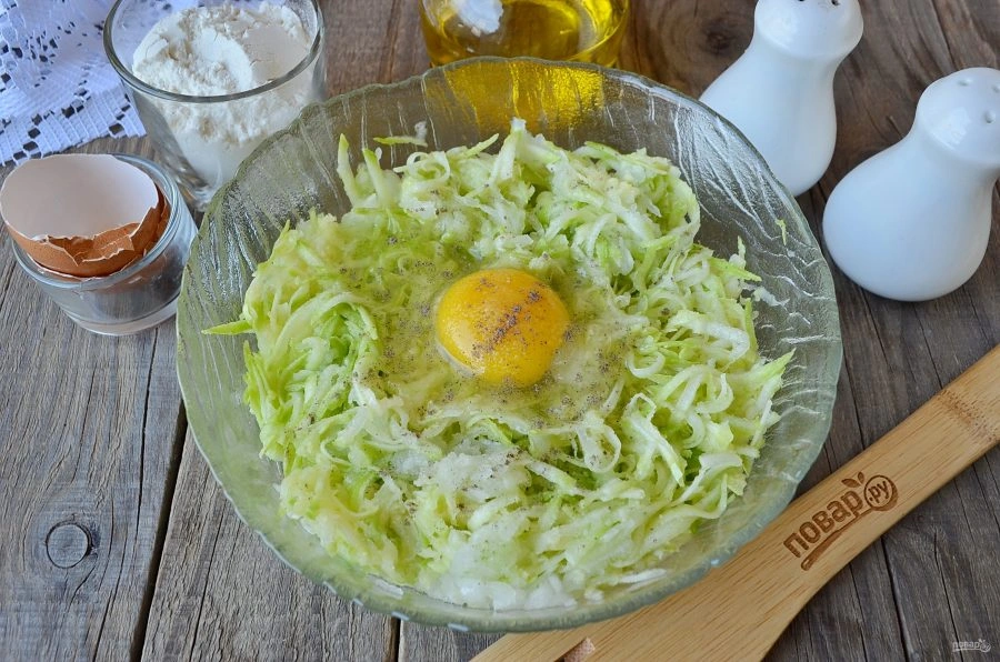 Шаг 3: Быстрые оладьи из кабачков