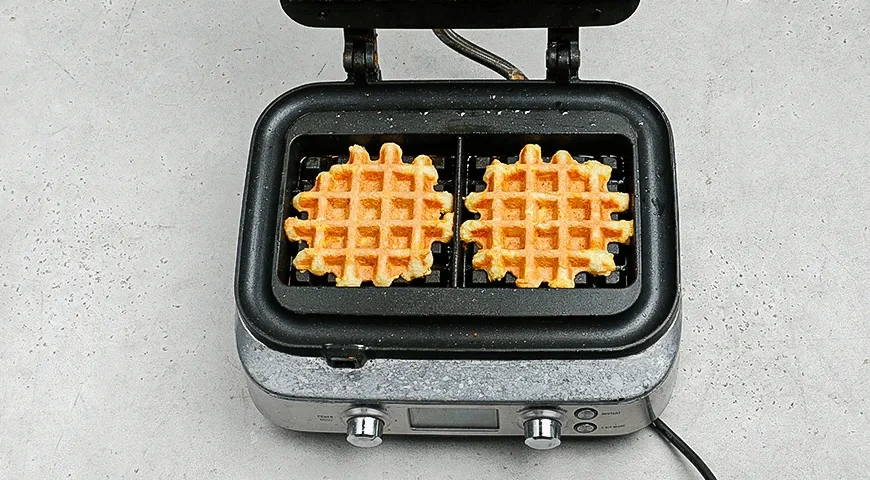 Чафли с авокадо, беконом и помидорами: шаг 3