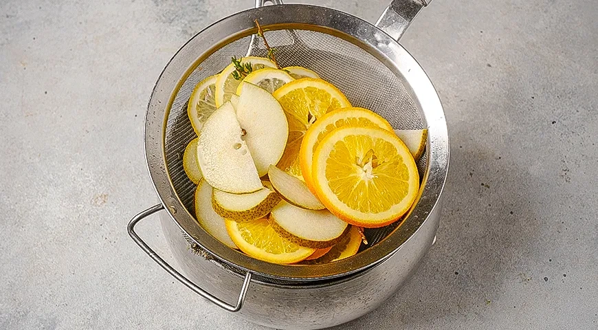 Цитрусовый чай с медом и грушей: шаг 3