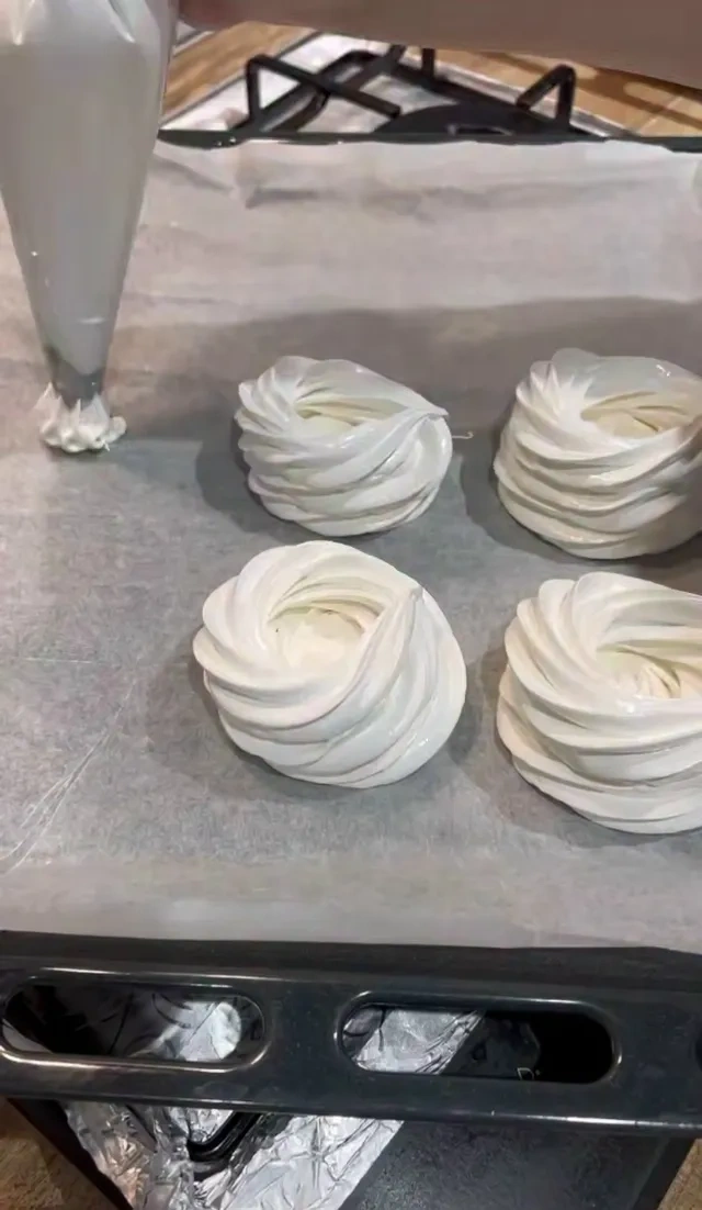 Шаг 3: Десерт «Павлова»