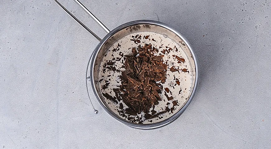 Десерт с мороженым, жареной клубникой и шоколадным соусом: шаг 3