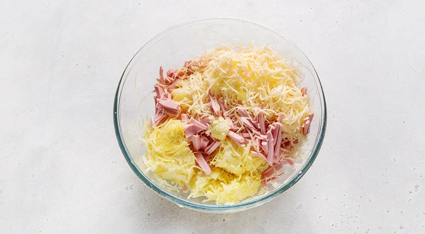 Домашние драники с колбасой и сыром: шаг 3