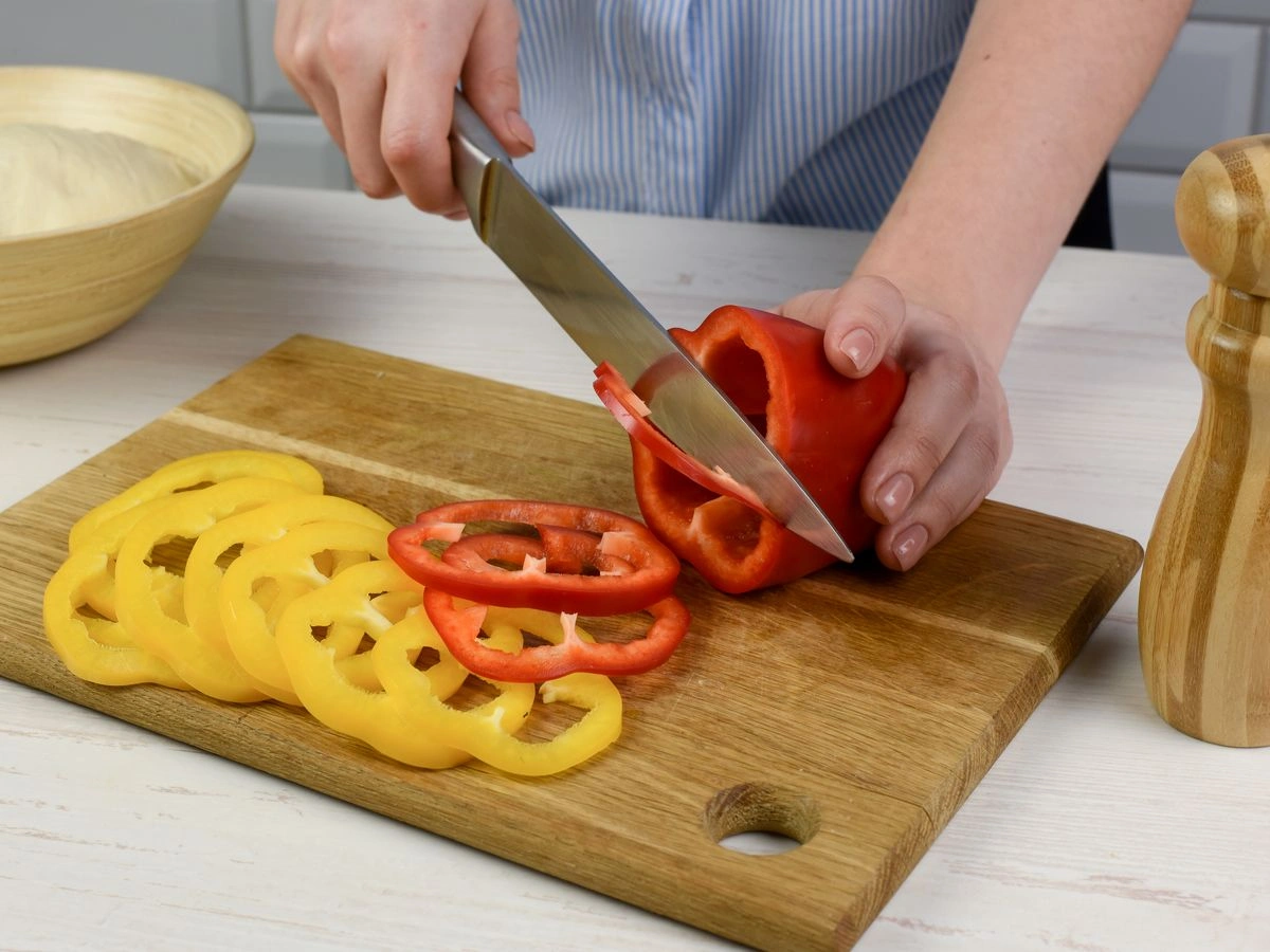 Шаг 3: Домашняя пицца с ветчиной, копченой колбасой и болгарским перцем