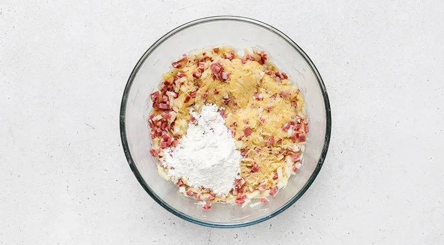 Драники с колбасой: шаг 3