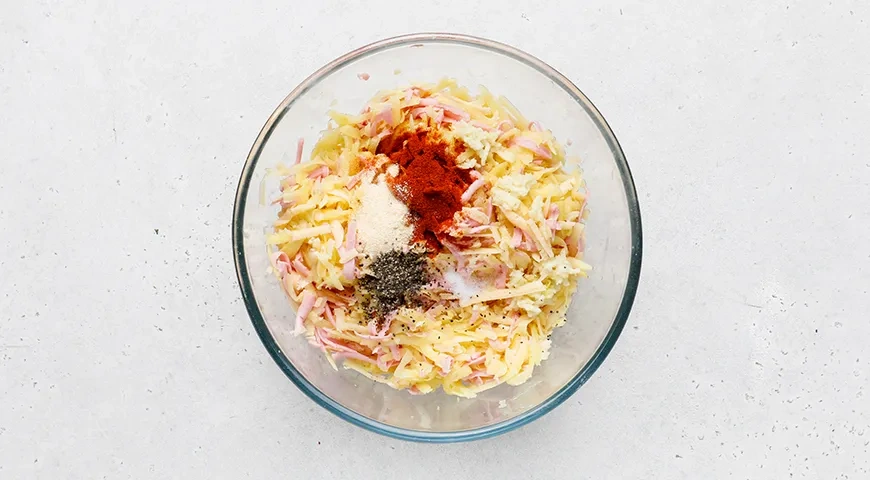 Драники с сыром и колбасой: шаг 3