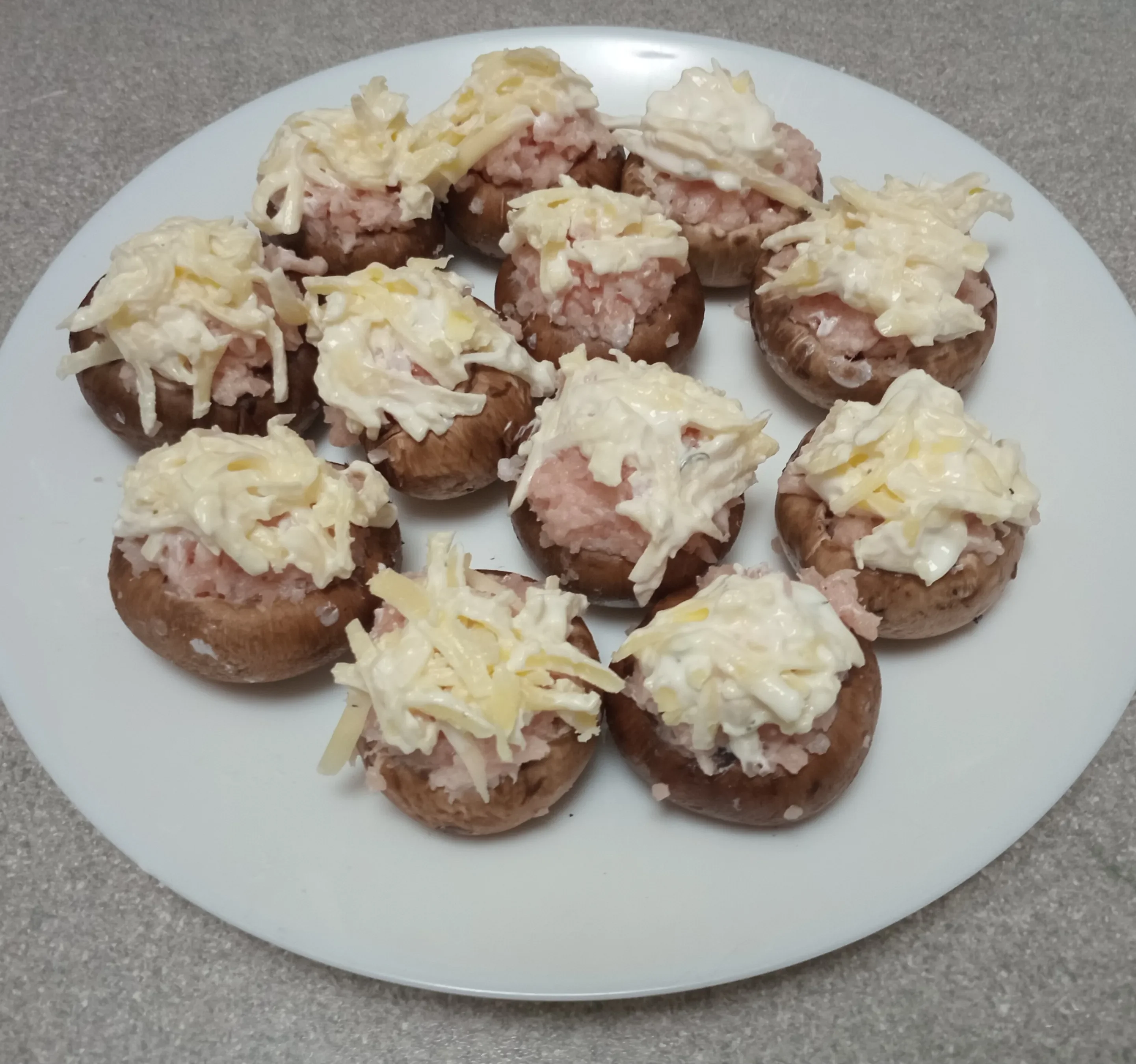 Фаршированные королевские шампиньоны: шаг 3