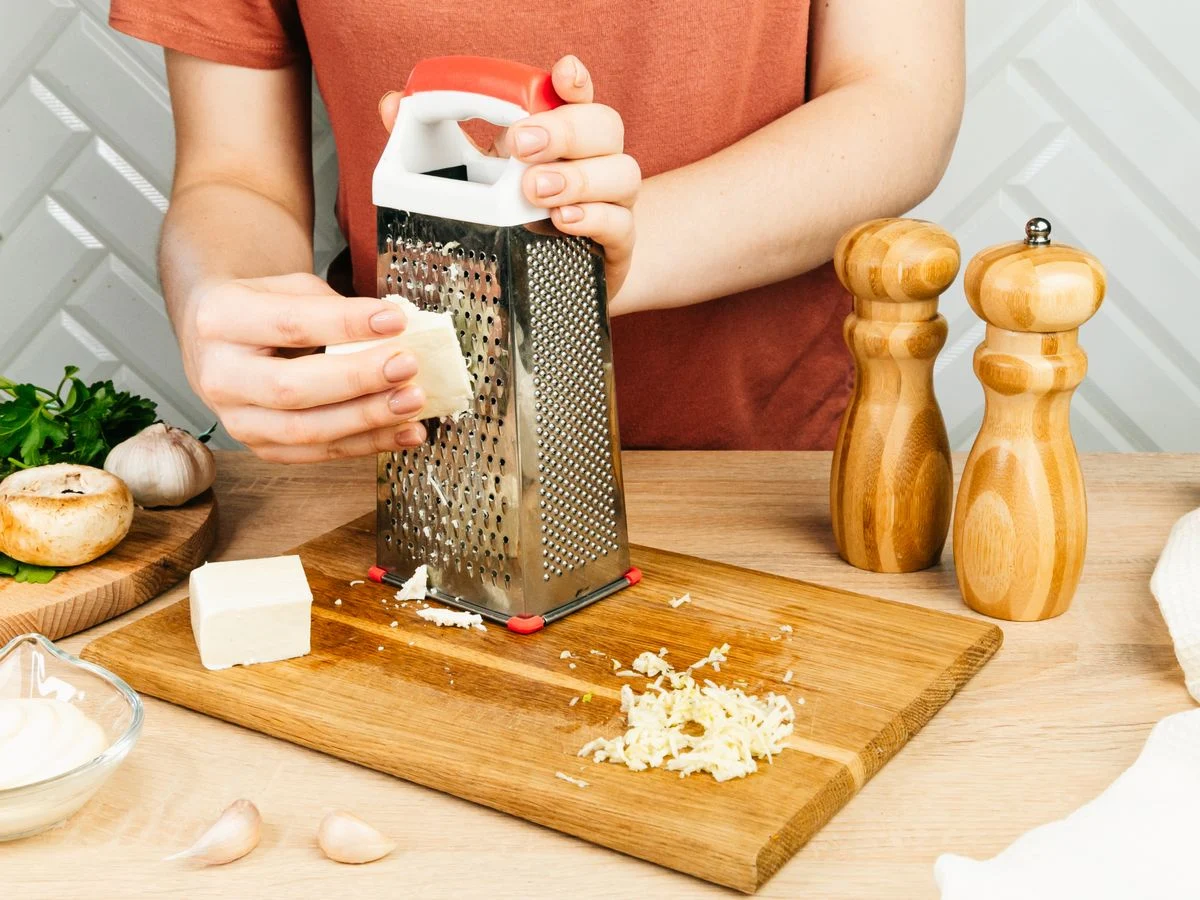 Шаг 3: Фаршированные шампиньоны с сулугуни, чесноком и чили