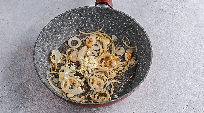 Филе индейки в кокосовом соусе на сковороде: шаг 3