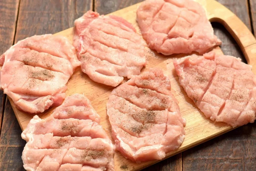 Филе курицы под сырной шапкой на сковороде: шаг 3