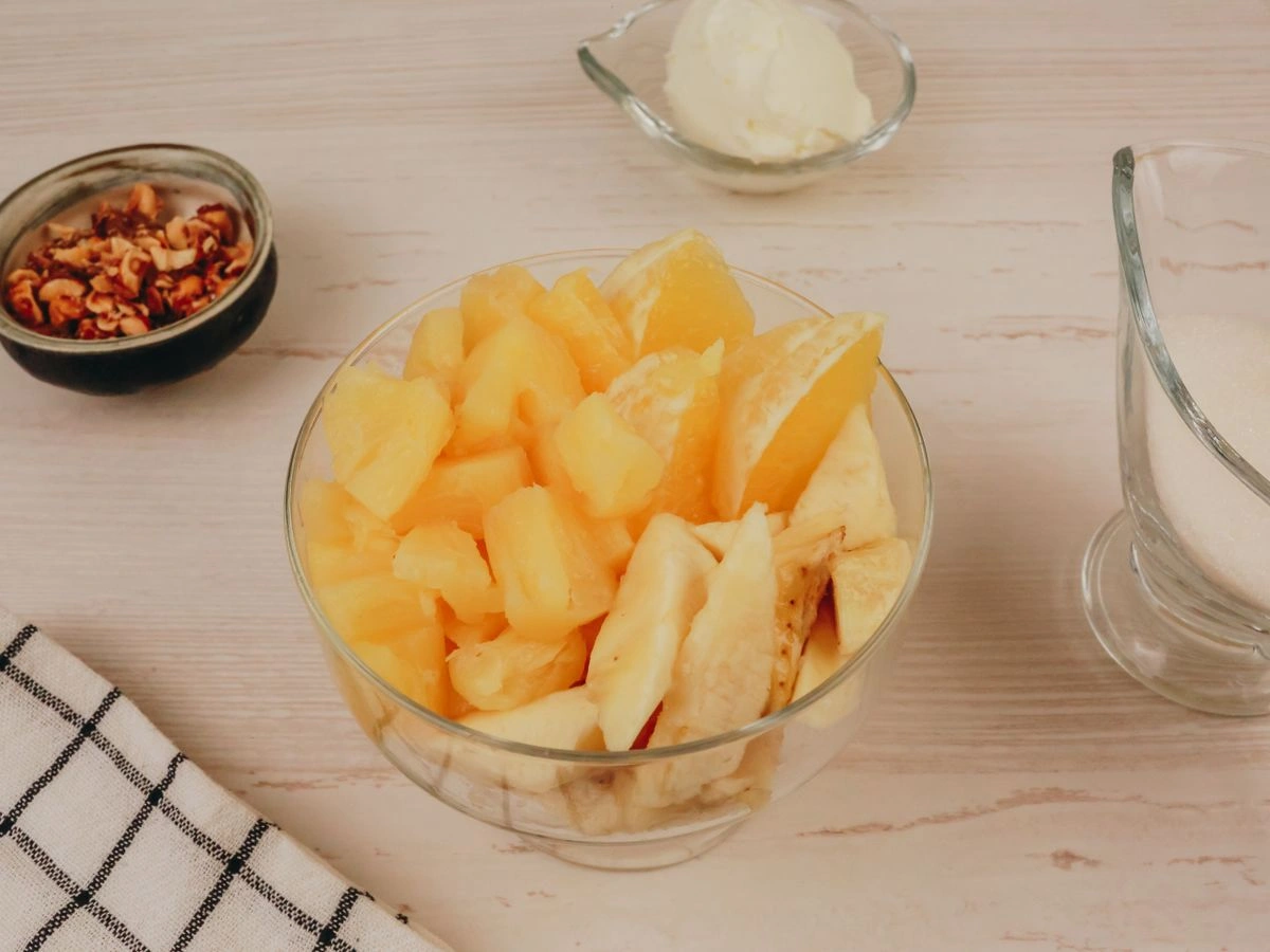 Шаг 3: Фруктовый салат под сливочным кремом