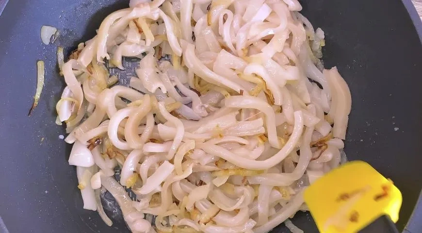 Гречка с кальмарами в сметанном соусе: шаг 3