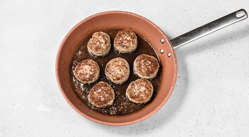 Гречка с котлетами на сковороде: шаг 3