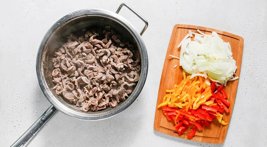 Гречка с куриными желудочками на сковороде: шаг 3