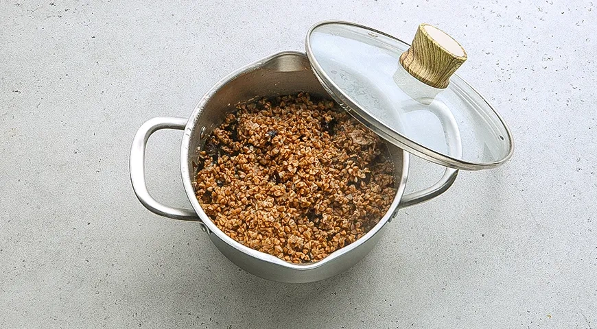 Гречневая каша с черносливом и орехами: шаг 3