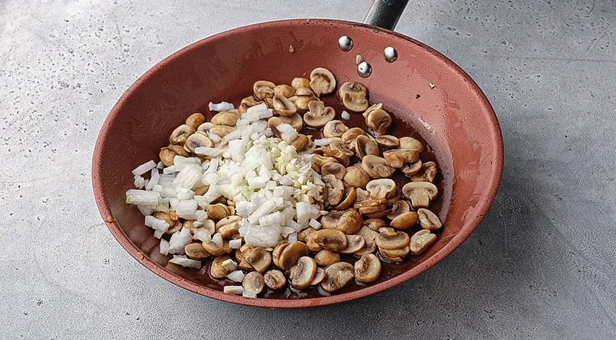 Грибной соус из шампиньонов с молоком и сыром: шаг 3