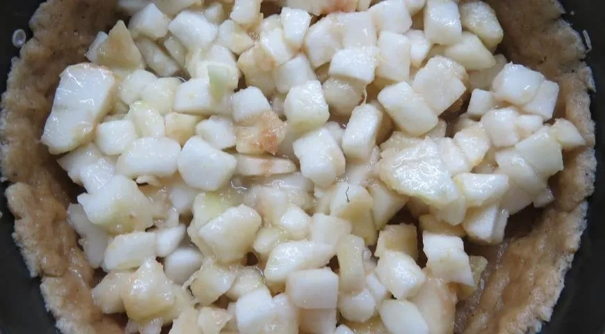 Грушевый пирог с меренгой и карамельной заливкой: шаг 3