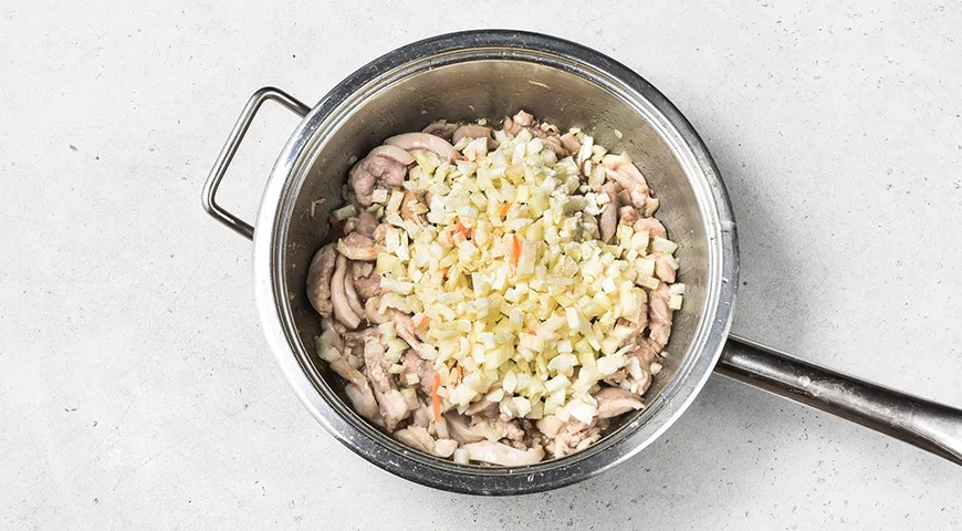 Гуляш из курицы с подливкой на сковороде: шаг 3