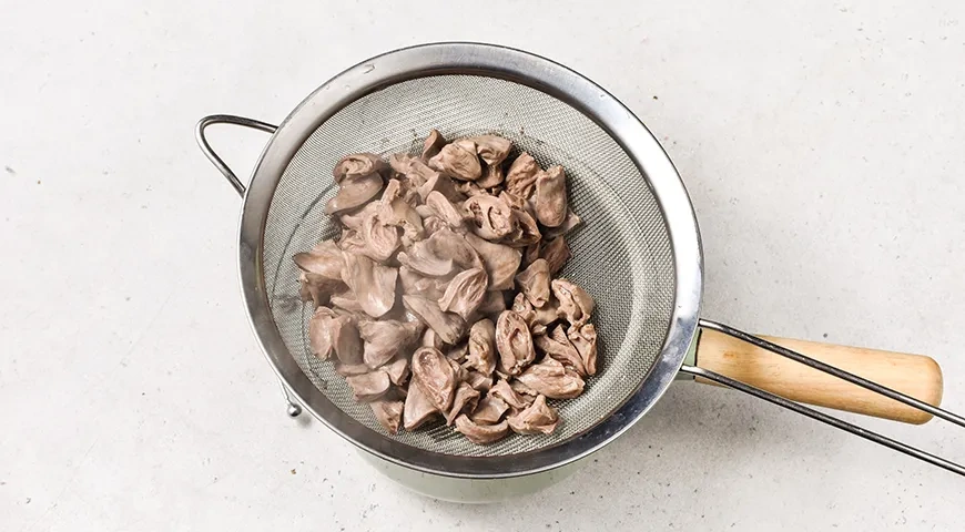 Гуляш из куриных сердечек: шаг 3