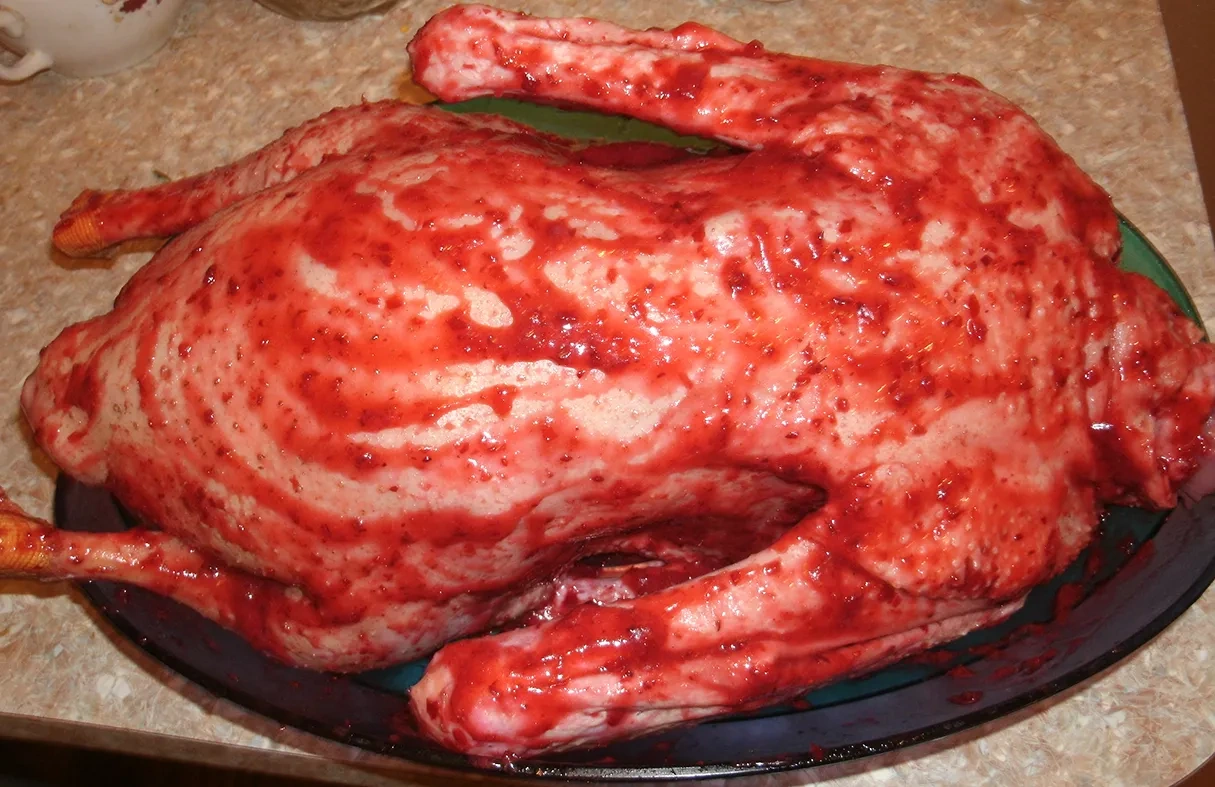 Гусь с клюквой, яблоками и орехами: шаг 3