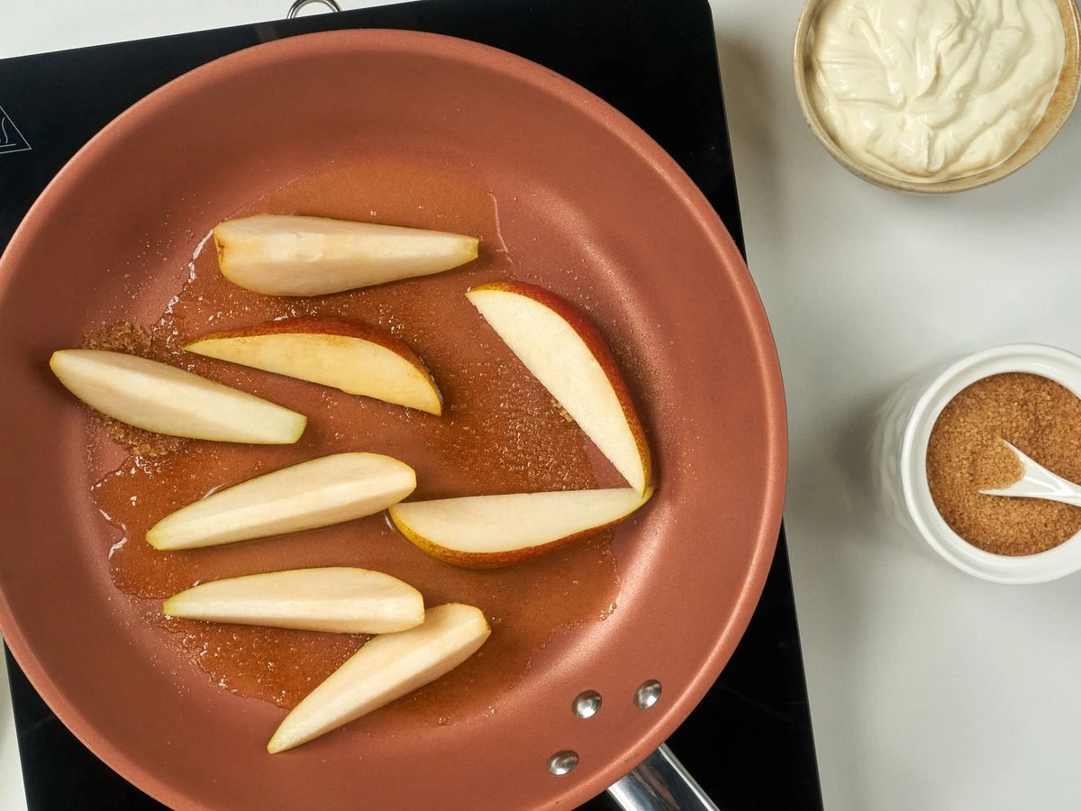 Шаг 3: Хлебцы с карамелизированной грушей и маскарпоне