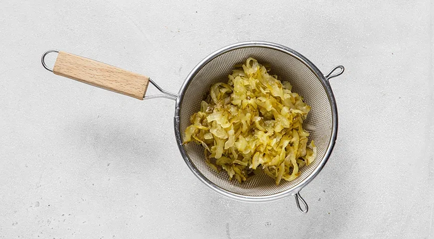 Икра из соленых огурцов и моркови: шаг 3