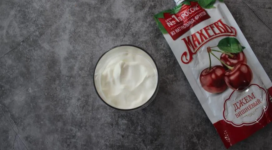 Йогуртовый десерт на 8 марта с вишневым джемом "Махеевъ": шаг 3