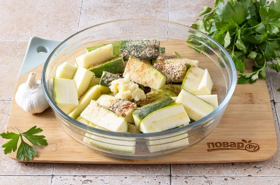 Шаг 3: Кабачки с чесноком в духовке