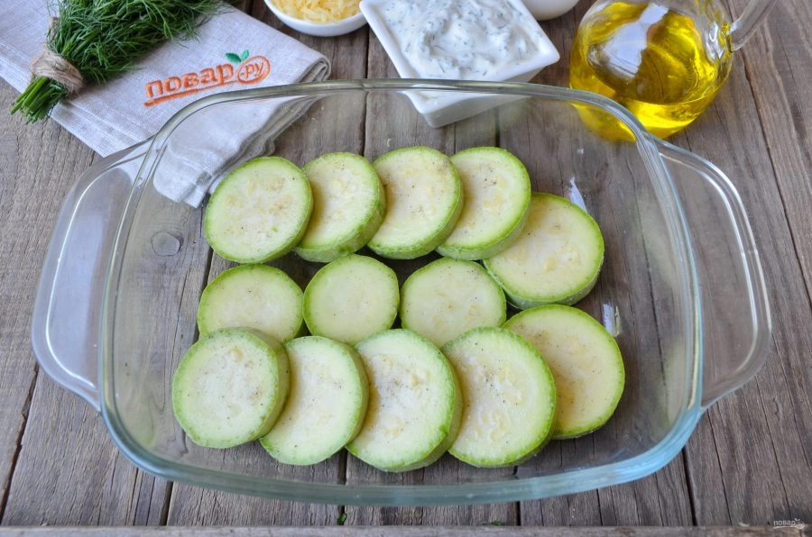 Шаг 3: Кабачки в духовке в сметане