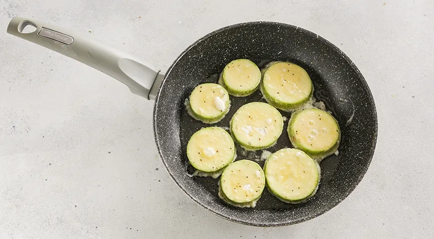 Кабачки в кляре на сковороде: шаг 3